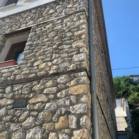 Διαμέρισμα οικία αποζαρι μικρή περσα *